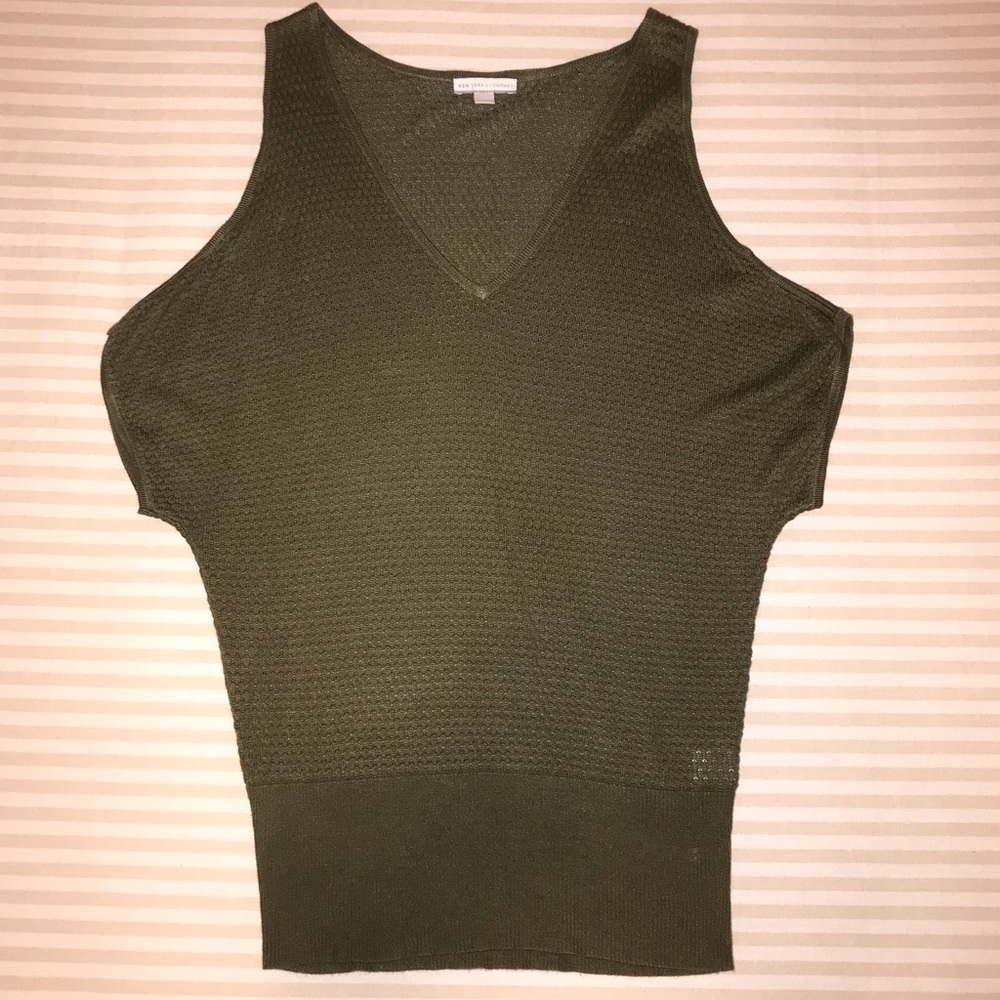 🌴3/$20 New York and Co Cold Shoulder Sweater